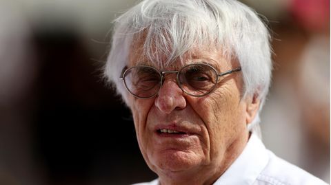 Bernie Ecclestone mit Brille und weißen Haaren