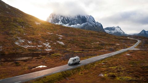 Ein Wohnwagen fährt auf der norwegischen Fylkesvei 862