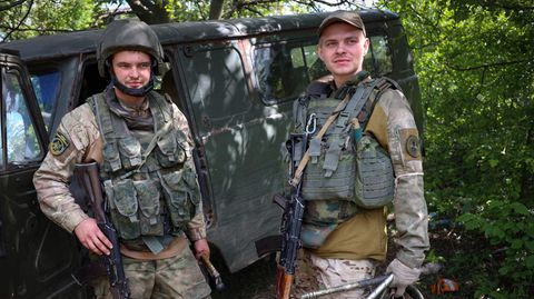 Milizionäre aus dem prorussischen Separatistengebiet Donezk sprechen mit Journalisten in ihrer Stellung in der Nähe einer Frontlinie (Archivbild)