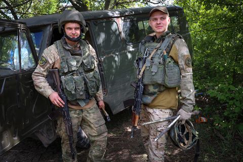 Milizionäre aus dem prorussischen Separatistengebiet Donezk sprechen mit Journalisten in ihrer Stellung in der Nähe einer Frontlinie (Archivbild)