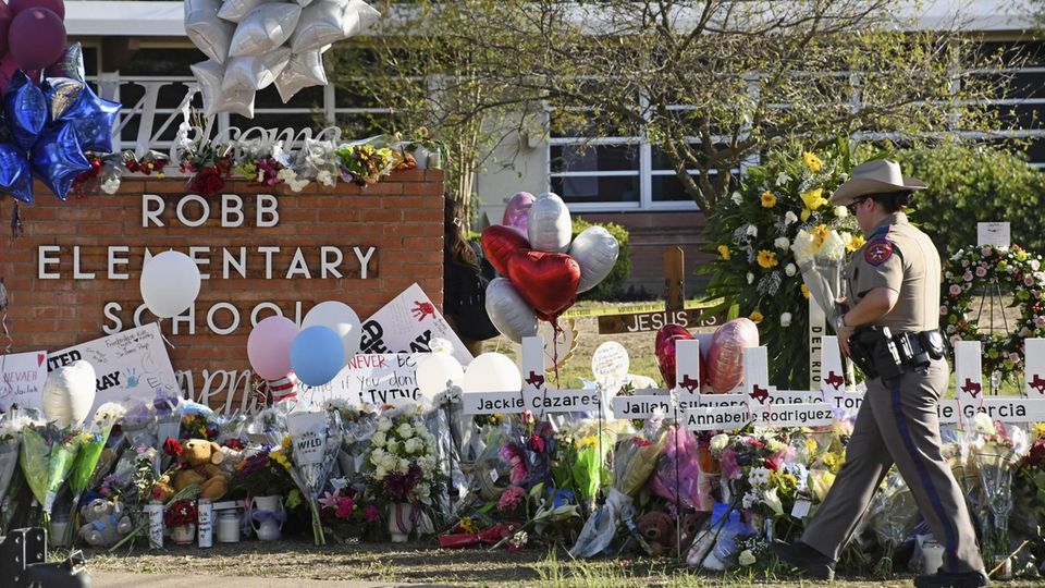 Blumen und Luftballons wurden an der Robb Elementary School zum Gedenken an die Opfer niedergelegt