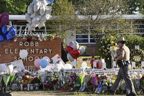 Blumen und Luftballons wurden an der Robb Elementary School zum Gedenken an die Opfer niedergelegt