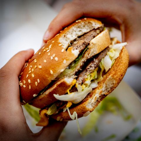 Alle kennen ihn, viele lieben ihn: der Hamburger ist von den Speisekarten der Welt nicht mehr wegzudenken.