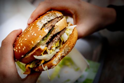 Alle kennen ihn, viele lieben ihn: der Hamburger ist von den Speisekarten der Welt nicht mehr wegzudenken.
