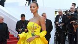 Für ein wenig mehr Farbe auf dem roten Teppich sorgte das brasilianische Model Lais Ribeiro. Ihr Kleid stammt von der Brand Honayda und ihre atemberaubenden und farblich passenden Ohrringe von Boucheron.