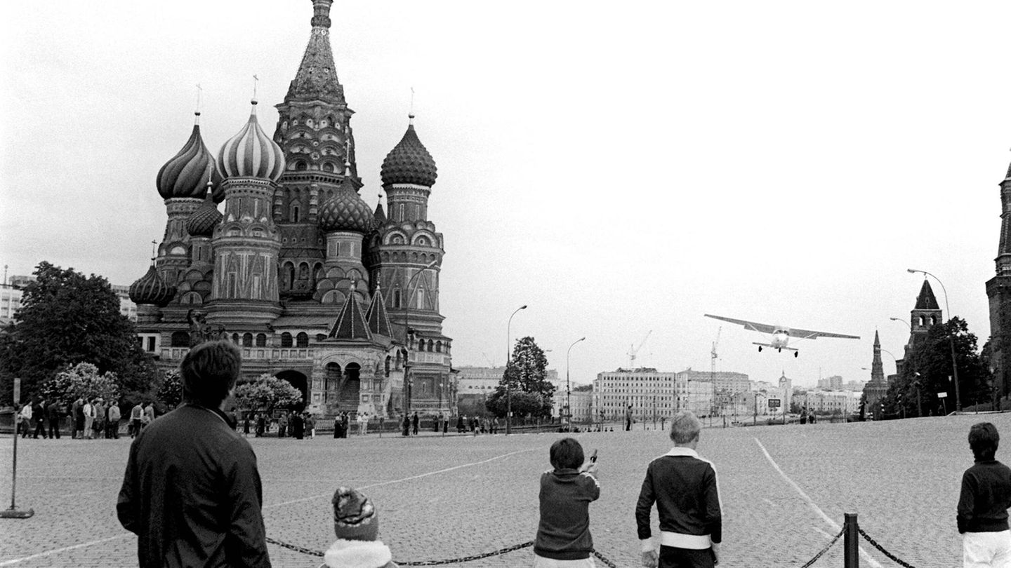 28. Mai 1987: Mathias Rust landet auf dem Roten Platz in Moskau 28. Mai 1987: Mathias Rust landet auf dem Roten Platz in Moskau