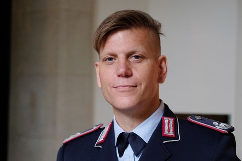 Anastasia Biefang vor dem Bundesverwaltungsgericht. Ihr Tinder-Profil passt nicht zur Bundeswehr, meinte ihr Vorgesetzter.