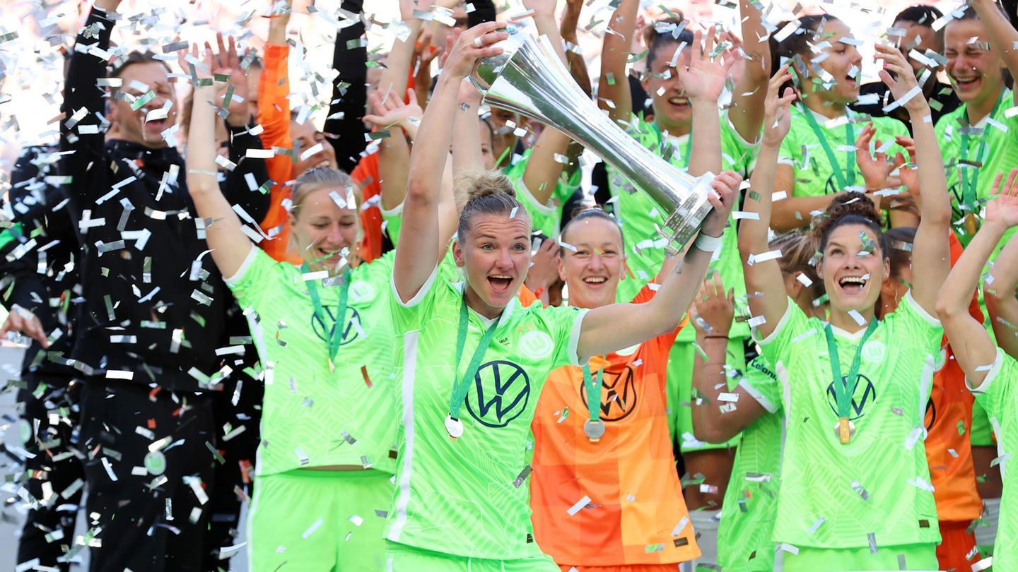Alexandra Popp vom VfL Wolfsburg feiert mit den Teamkolleginnen den achten Erfolg in Folge