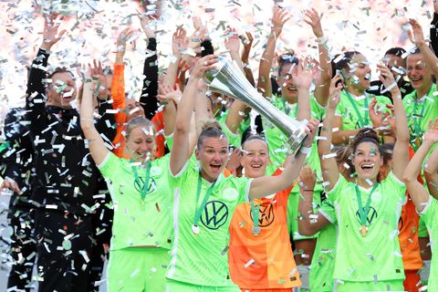 Alexandra Popp vom VfL Wolfsburg feiert mit den Teamkolleginnen den achten Erfolg in Folge
