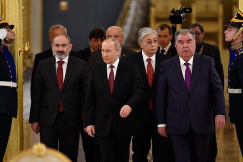 Wladimir Putin betritt vor einem Treffen der Staats- und Regierungschefs des OVKS im Kreml einen Saal