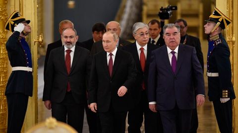 Wladimir Putin betritt vor einem Treffen der Staats- und Regierungschefs des OVKS im Kreml einen Saal
