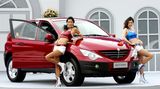 Auf die seltsame Nase waren die Koreaner von SsangYong anscheinend noch stolz und ließen sie von Models präsentieren.