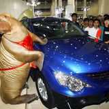 Passender war dann allerdings dieser Auftritt, bei dem SsangYong ein Model in ein Walross-Kostüm gesteckt hatte.