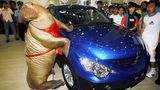 Passender war dann allerdings dieser Auftritt, bei dem SsangYong ein Model in ein Walross-Kostüm gesteckt hatte.