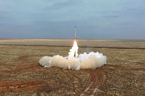 Eine russische Iskander-K-Rakete, die während einer Militärübung auf einem Truppenübungsplatz in Russland abgeschossen wird