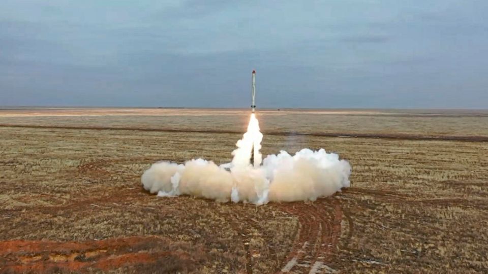 Eine russische Iskander-K-Rakete, die während einer Militärübung auf einem Truppenübungsplatz in Russland abgeschossen wird