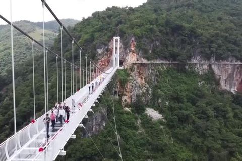 Vietnam: Nichts für schwache Nerven: Längste Glasbrücke der Welt eröffnet