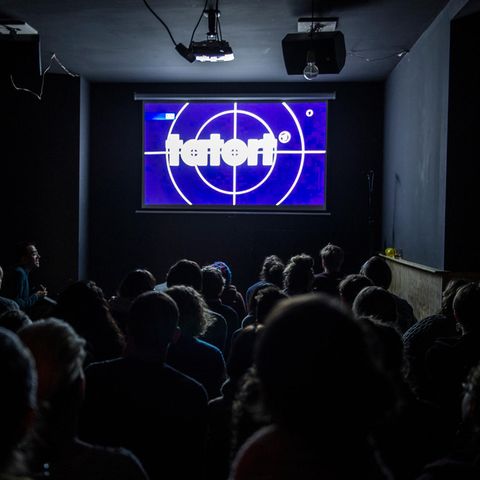 Das "Tatort"-Logo ist in Berlin auf der Leinwand im "Comedy Cafe Berlin" zu sehen