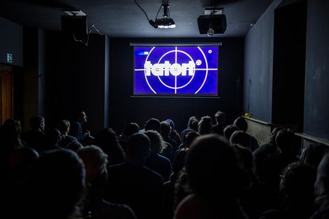 Das "Tatort"-Logo ist in Berlin auf der Leinwand im "Comedy Cafe Berlin" zu sehen