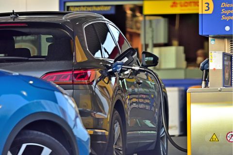 Ein Auto tankt an einer Zapfsäule einer Tankstelle
