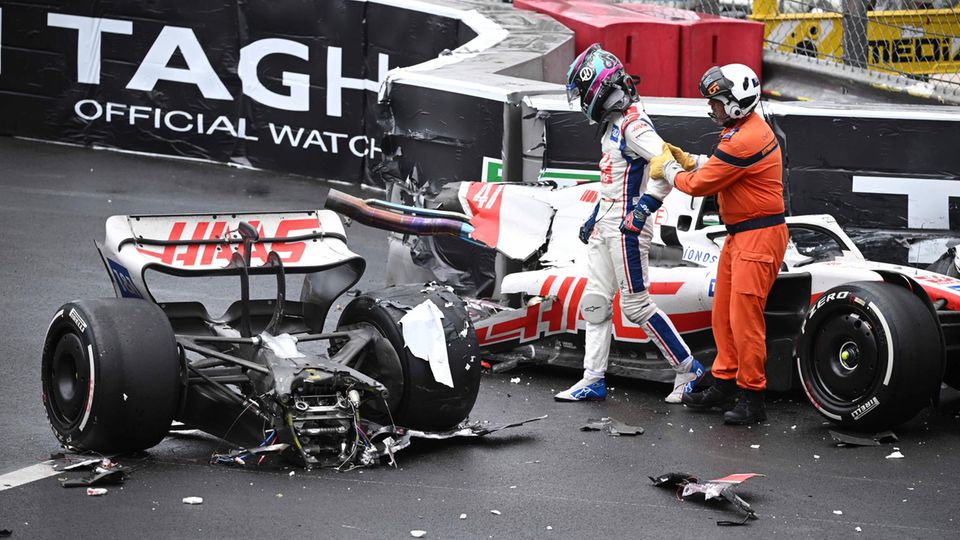 Heftiger Einschlag: Mick Schumacher verlässt seinen Rennwagen nach dem Unfall