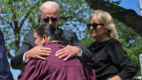 Joe Biden umarmt auf dem Friedhof in Uvalde die Rektorin der Grundschule in Uvalde, daneben steht Präsidentengattin Jill Biden