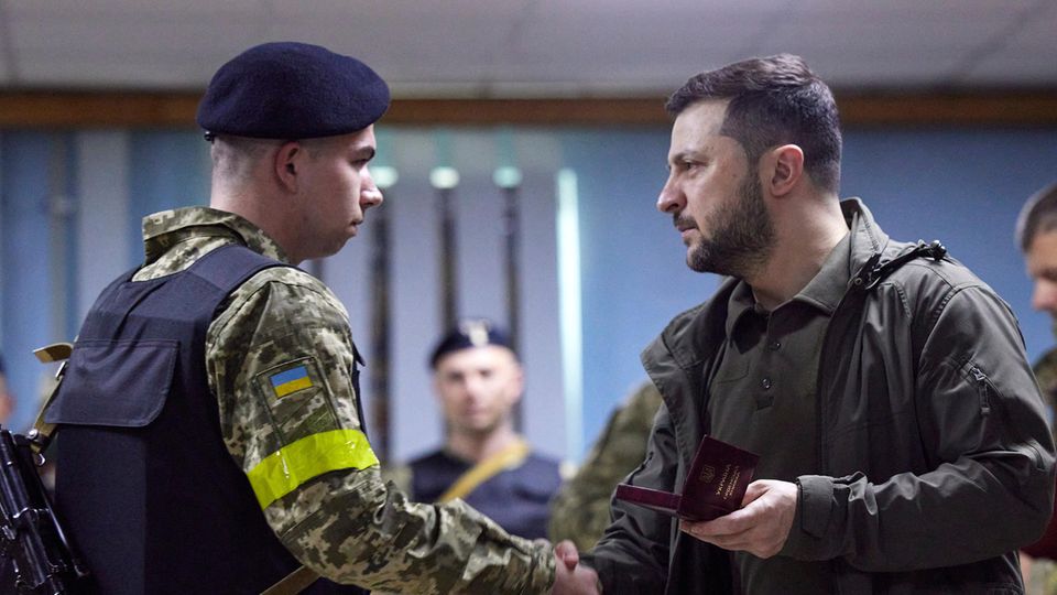Präsident Wolodymyr Selenskyj zeichnet ukrainische Soldaten aus