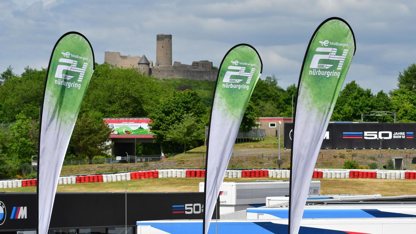 50. Jubiläum beim 24h Rennen auf dem Nürburgring. Rund um die Nürburg, 1160 gebaut, findet das größte Rennen der Welt statt. Die Nordschleife mit ihren spektakulären Kuppen und unzähligen Kurven macht das Rennen zu einer einzigartigen Veranstaltung mit Kultcharakter.