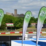 50. Jubiläum beim 24h Rennen auf dem Nürburgring. Rund um die Nürburg, 1160 gebaut, findet das größte Rennen der Welt statt. Die Nordschleife mit ihren spektakulären Kuppen und unzähligen Kurven macht das Rennen zu einer einzigartigen Veranstaltung mit Kultcharakter.