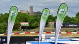 50. Jubiläum beim 24h Rennen auf dem Nürburgring. Rund um die Nürburg, 1160 gebaut, findet das größte Rennen der Welt statt. Die Nordschleife mit ihren spektakulären Kuppen und unzähligen Kurven macht das Rennen zu einer einzigartigen Veranstaltung mit Kultcharakter.