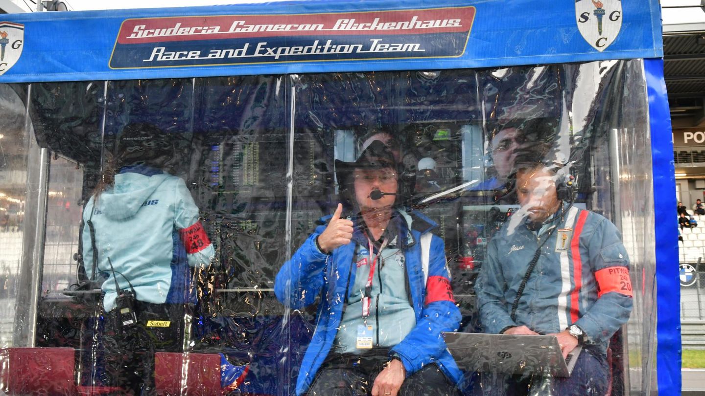 Der amerikanische Regisseur, Drehbuchautor und Rennwagenbauer James Glickenhaus verfolgte das Rennen von der Pit Lane aus. Er war mit seiner Scuderia Cameron  wieder am Start mit dem SCG 004c Glickenhaus. 