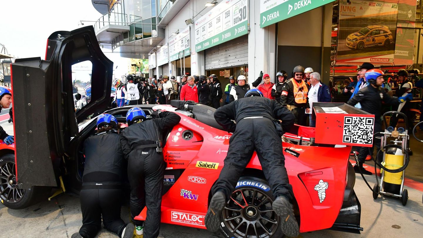 Vor der Box 29: Stopp für den SCG004c Glickenhaus. Thomas Mutsch, Rennfahrer aus Bittburg , war der Pilot beim Start des Rennens am Samstag um 16 Uhr.