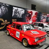 Der Ring Boulevard, die Flaniermeile, steht ganz im Zeichen des 50. Jubiläums des 24h Rennens. Großformatige Bilder und Rennwagen auf dem Walk of Fame  zeigen die vergangenen Jahrzehnte.