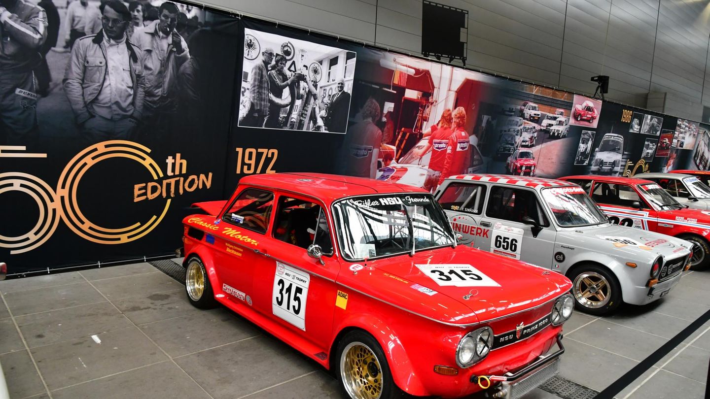 Der Ring Boulevard, die Flaniermeile, steht ganz im Zeichen des 50. Jubiläums des 24h Rennens. Großformatige Bilder und Rennwagen auf dem Walk of Fame  zeigen die vergangenen Jahrzehnte.