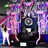 Im Ring Boulevard hatte BMW eine Auspuff Orgel aufgebaut. BMW feierte auch, weil die M-Klasse 50 Jahre alt wurde. Die Orgel mit Klaviatur und Player bediente sich bei den Engine Sounds von M3 und M5, Z4GTS und V12LMR.