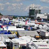 Blick vom Riesenrad über das Fahrerlager.
