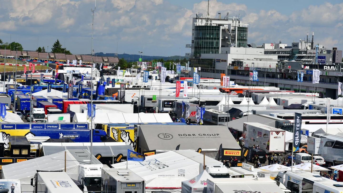 Blick vom Riesenrad über das Fahrerlager.