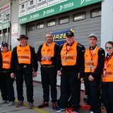 Die Pit Marshalls sorgten für die Ordnung in der Boxengasse. Auch Fotografen und Kamerateams mussten feuerfeste Kleidung tragen, die Rennwagen durften nur mit Tempo 60 an die Boxen fahren.
