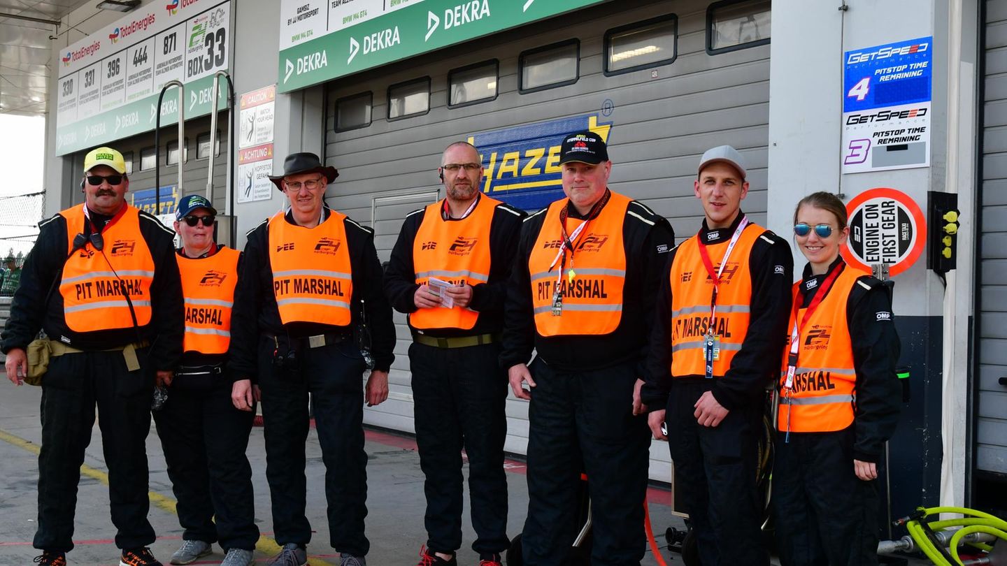 Die Pit Marshalls sorgten für die Ordnung in der Boxengasse. Auch Fotografen und Kamerateams mussten feuerfeste Kleidung tragen, die Rennwagen durften nur mit Tempo 60 an die Boxen fahren.