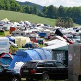 Die Fans sind wieder da! Das ist wie „ein nach Hause kommen“ so der  ADAC Total Energies Veranstalter. Die Campingplätze rund um die Nordschleife, hier in der Nähe vom Schwalbenschwanz, sind endlich wieder geöffnet.