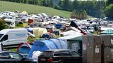 Die Fans sind wieder da! Das ist wie „ein nach Hause kommen“ so der  ADAC Total Energies Veranstalter. Die Campingplätze rund um die Nordschleife, hier in der Nähe vom Schwalbenschwanz, sind endlich wieder geöffnet.