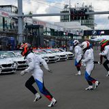 Stilechter Le Mans-Start, so wurde er von 1925 bis1969 tatsächlich ausgeführt. Sieger des Rennens wurde Bill Auberien vorne im Bild.