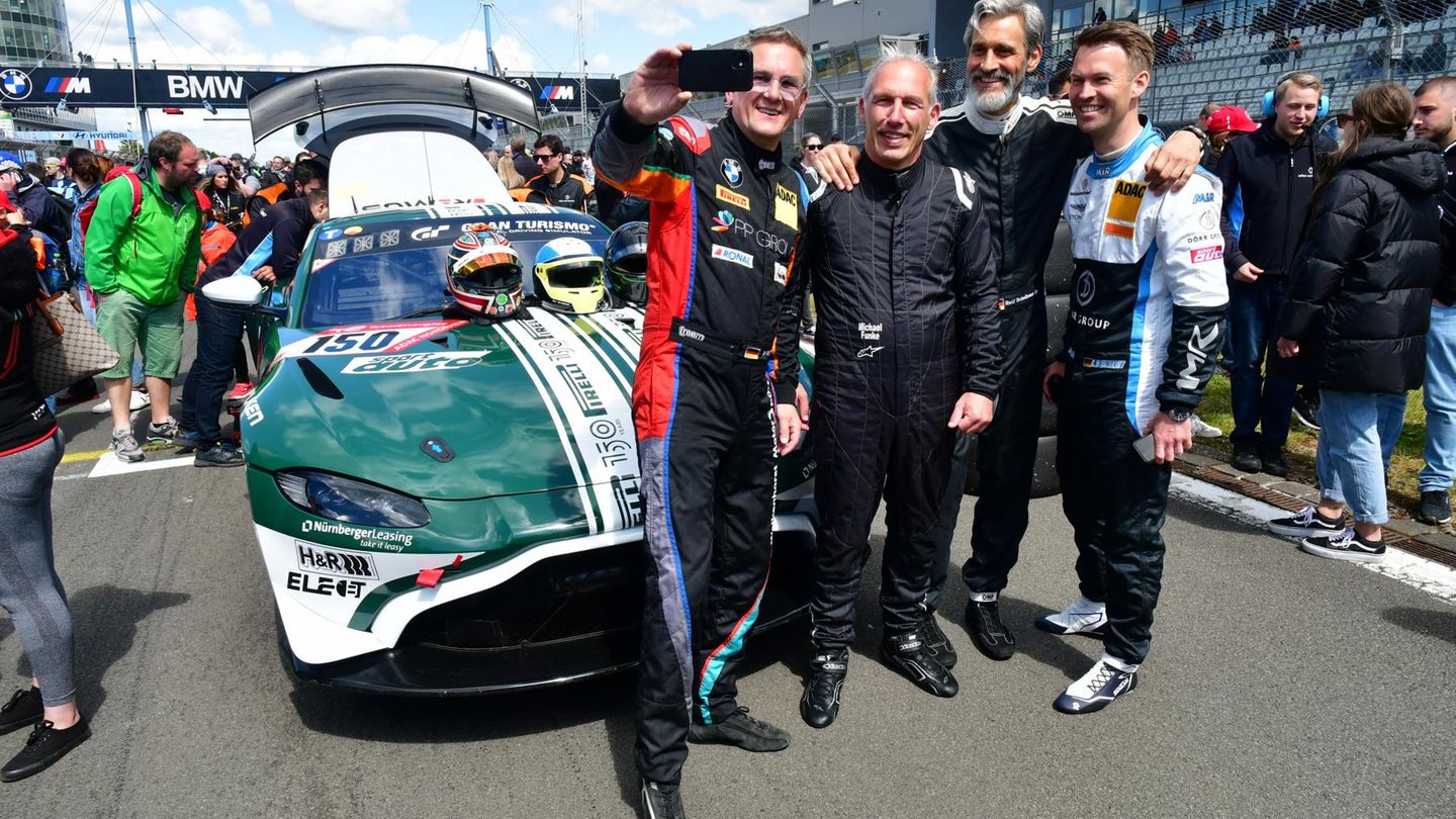 Ein Selfie vor dem 24h Rennen. Das Rennteam von Dörr Motorsport bei der Startaufstellung mit dem Aston Martin Vantage AMR GT4 Michael Funke, Rolf Scheibner, Peter Posavac und Christian Gebhardt.