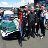 Ein Selfie vor dem 24h Rennen. Das Rennteam von Dörr Motorsport bei der Startaufstellung mit dem Aston Martin Vantage AMR GT4 Michael Funke, Rolf Scheibner, Peter Posavac und Christian Gebhardt.