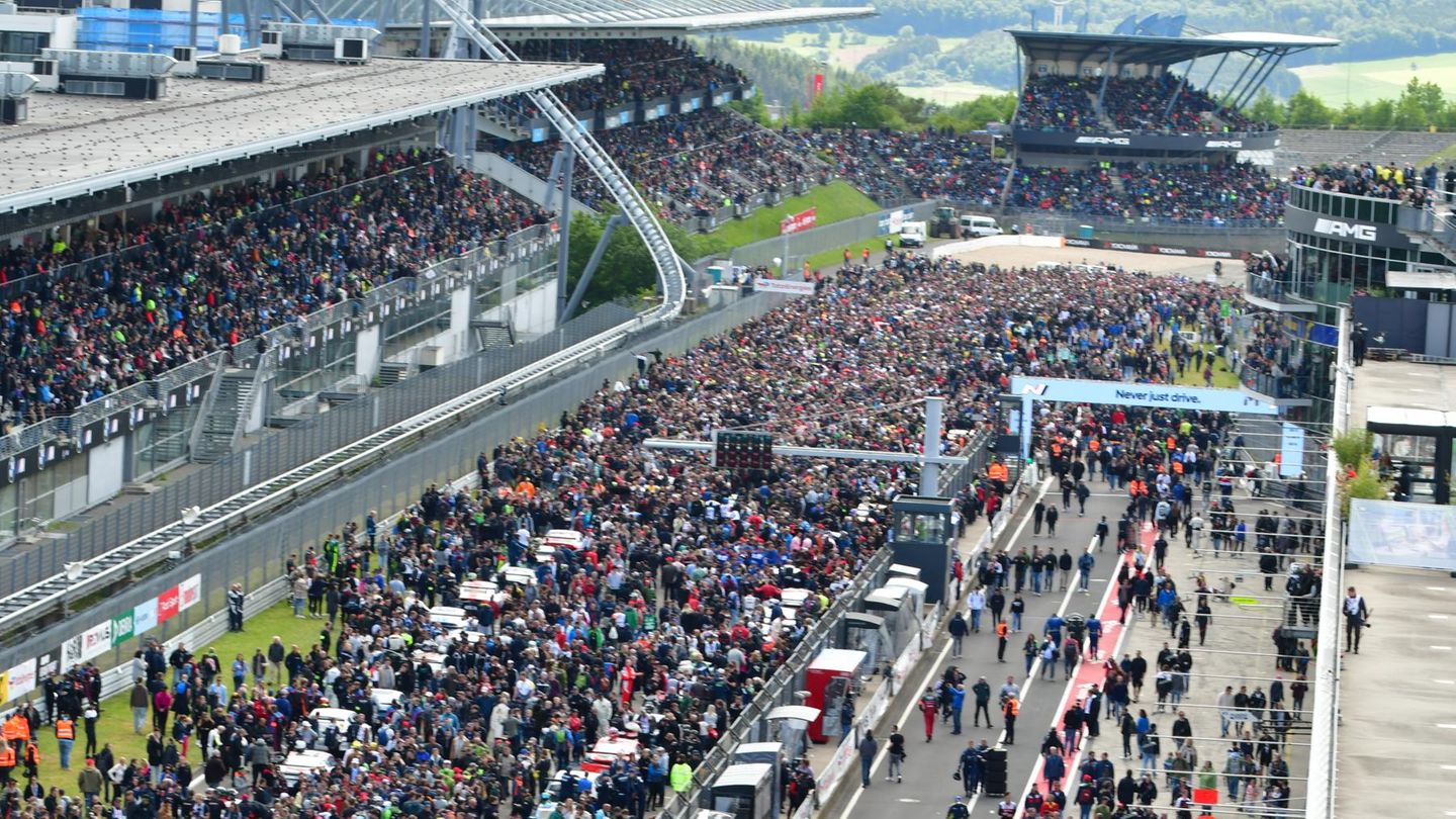 Volles Haus und Sonnenschein zum Start am Nürburgring. Während der Startaufstellung konnten alle Besucher auf die Zielgerade kommen und ihre Favoriten bestaunen.