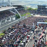 Volles Haus und Sonnenschein zum Start am Nürburgring. Während der Startaufstellung konnten alle Besucher auf die Zielgerade kommen und ihre Favoriten bestaunen.
