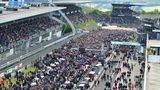 Volles Haus und Sonnenschein zum Start am Nürburgring. Während der Startaufstellung konnten alle Besucher auf die Zielgerade kommen und ihre Favoriten bestaunen.