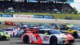 Nach dem Start wird es eng in der Yokohama-S Kurve.