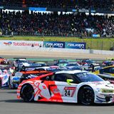 Nach dem Start wird es eng in der Yokohama-S Kurve.