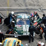 Vor Box 28 in der Pit Lane: Tanken und Reifenwechsel, der neue Fahrer kommt ins Cockpit.